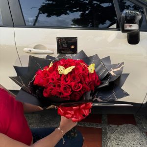 Buchon de Rosas Rojas y mariposas