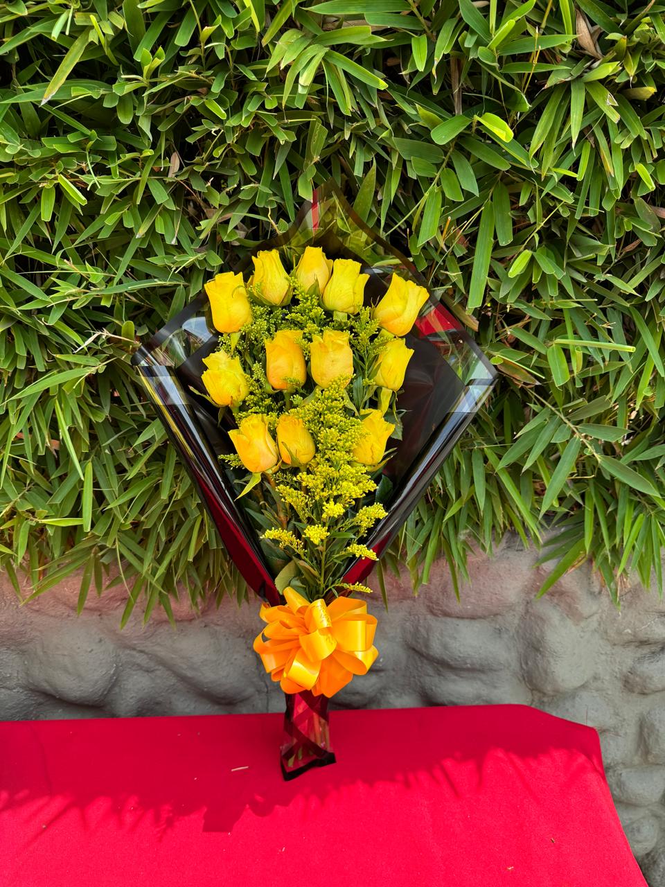 Dueña de Floristería No Me Olvides con arreglo floral