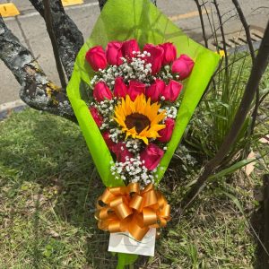 Buquet de rosas y Girasol🌻