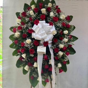 Corona Fúnebre Abrazo Floral en Rosas Rojas y blancas