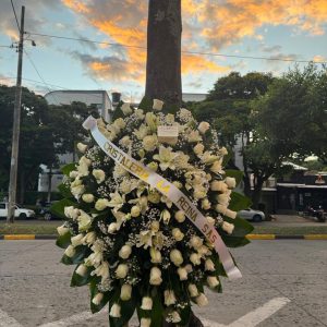 Corona Rosas Blancas y Lirios Premium