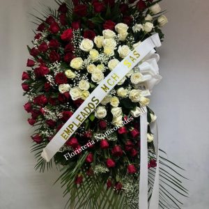 Corona fúnebre grande con rosas rojas y blancas en Cali