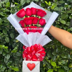 Bouquet de rosas rojas envuelto para regalo en Cali