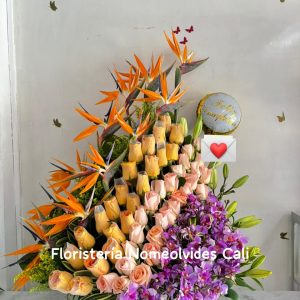 Arreglo floral especial con rosas y orquídea hawaiana en Cali