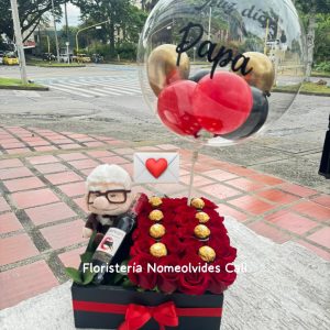 Caja floral romántica con rosas, chocolate y globo burbuja en Cali