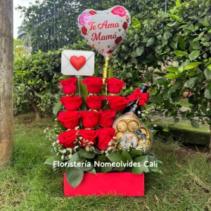 Arreglo floral con rosas rojas, globo y chocolates en Cali