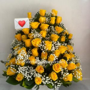 Arreglo floral piramidal con rosas amarillas en Cali