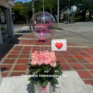 Cubo de rosas rosadas y globo burbuja en Cali