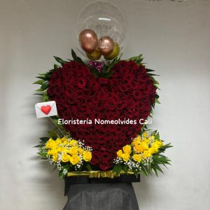 Arreglo floral en forma de corazon con rosas rojas y globo burbuja en Cali