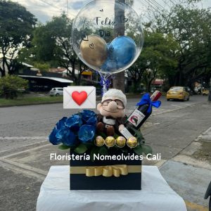 Arreglo floral para hombre con rosas azules, vino, chocolates, peluche y globo burbuja