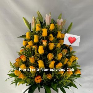 Arreglo floral con rosas amarillas y lirios en Cali