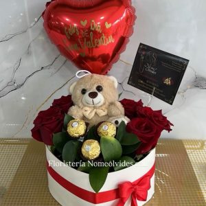 Corazoncito en rosas osito y chocolates