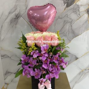 CUBO DE ROSAS Y ORQUIDEA HAWIANA