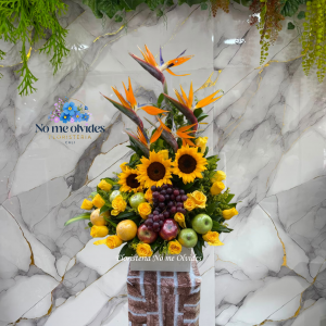 Arreglo con Rosas, Girasoles y Frutas en Cali
