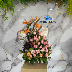 Arreglo Triangular con Rosas y Frutas en Cali