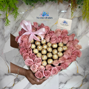 Corazon en Rosas Rosadas con Ferrero Roche