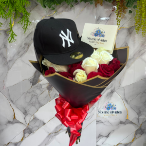 Ramo para Hombre con Gorra y Rosas Combinadas
