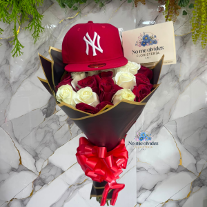 Detalle para Él: Ramo de Rosas Rojas y Blancas con Gorra Roja