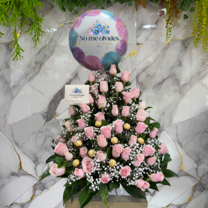 Arreglo Floral Triangulo en Rosas Rosadas y Chocolates