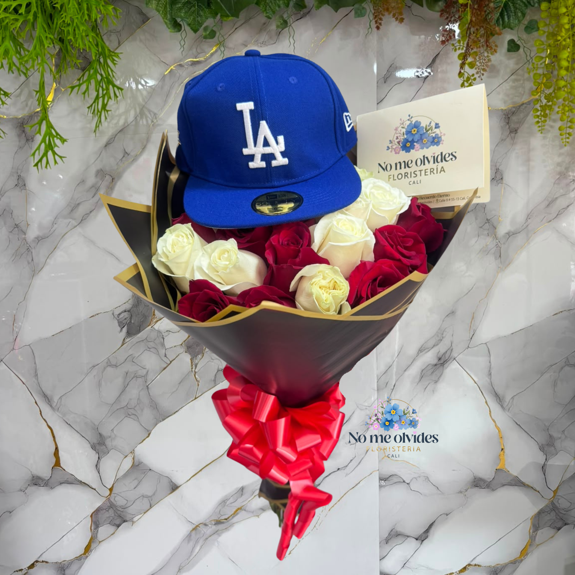 Ramo Exclusivo para Hombre de Rosas Rojas, Blancas y Gorra